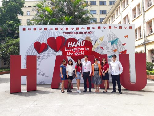 Thành viên Tinh Vân và Rikkeisoft chụp ảnh lưu niệm tại HANU